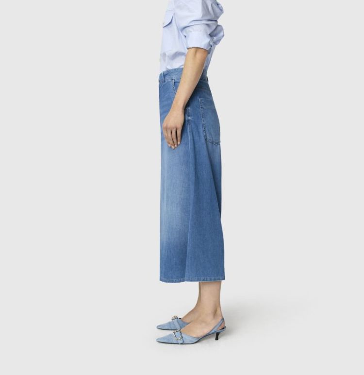  D589 authentic