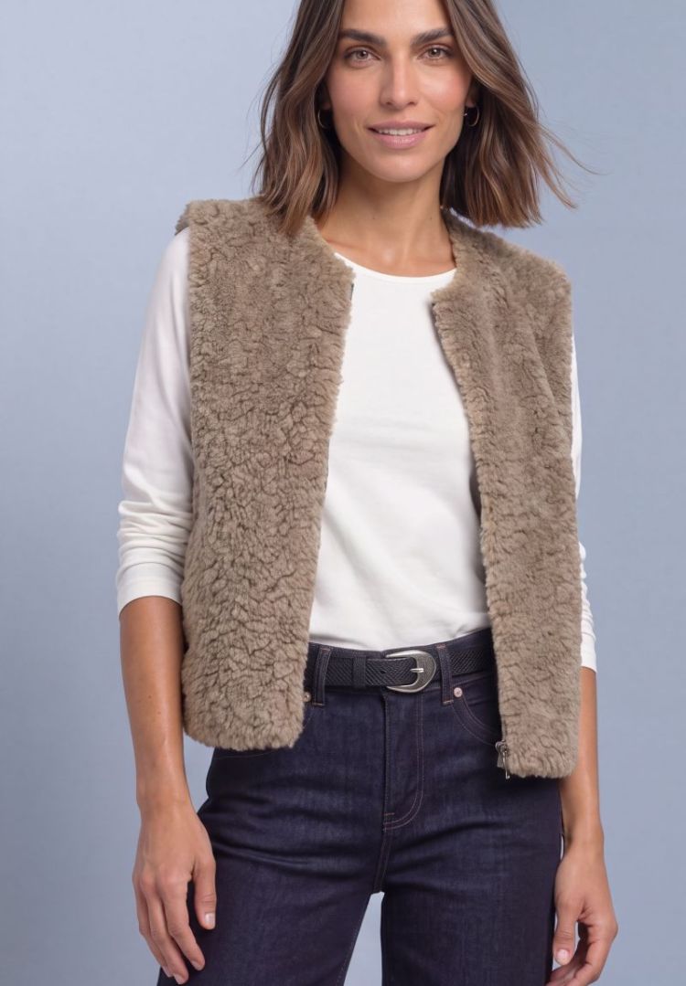 A220346 SHORT FAKE FUR VEST 17870 sanded am