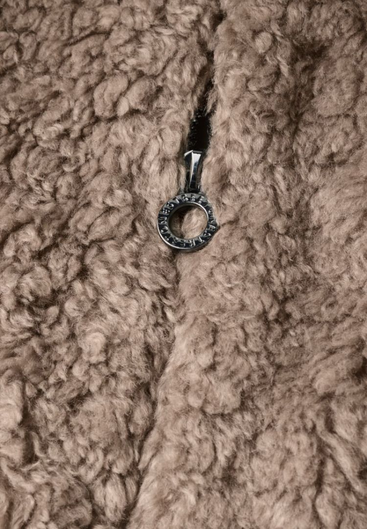A220346 SHORT FAKE FUR VEST 17870 sanded am