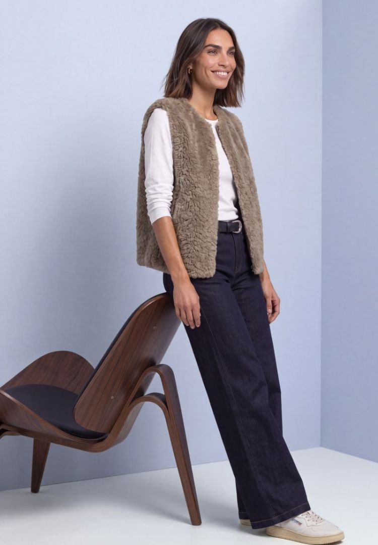 A220346 SHORT FAKE FUR VEST 17870 sanded am