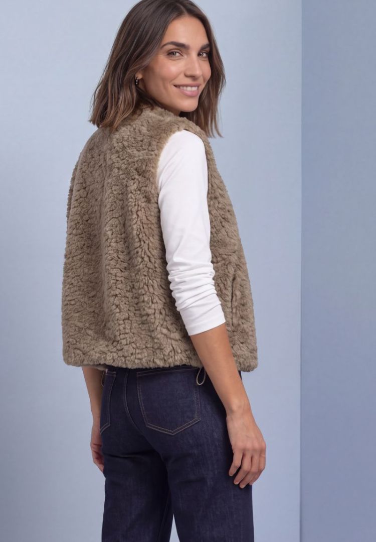 A220346 SHORT FAKE FUR VEST 17870 sanded am