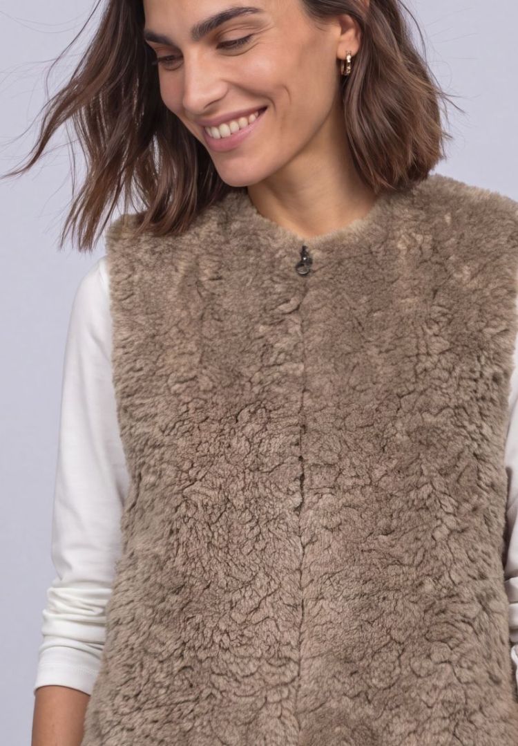 A220346 SHORT FAKE FUR VEST 17870 sanded am